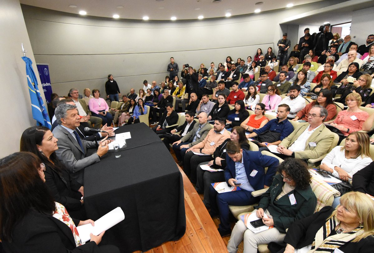 Con mucha satisfacción recibimos en la @LegisdelChubut a más de 160 concejales de los 27 municipios de #Chubut en el Foro Provincial de Concejales. Un espacio de intercambio y de perfeccionamiento que tiene como meta jerarquizar la tarea de los legisladores municipales. Más allá