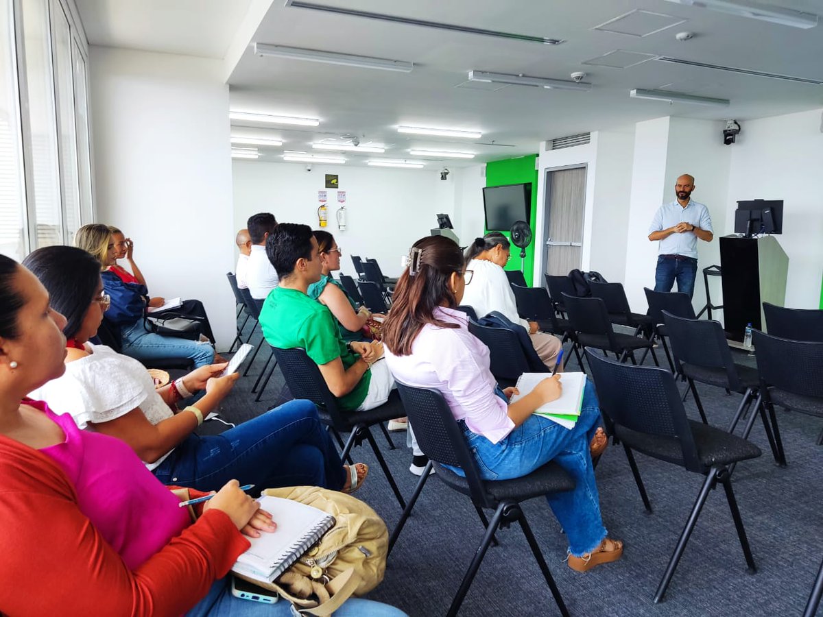 URestitucion's tweet photo. En #Valledupar la Dirección Jurídica de #URT refuerza conocimientos de los profesionales de la Dirección Territorial Cesar-La Guajira.
El equipo jurídico abordó los lineamientos ante las modificaciones de la Ley 1448 y las normas complementarías que influyen en la Ruta Individual https://t.co/1MwBhBfGZY