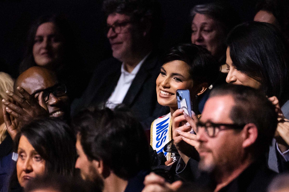 SPOTTED DANS LE PUBLIC 👀 Nos photographes ont l'objectif aguisé et sont toujours prêt à dégainer, la preuve avec ces superbes clichés pris à la volée que l'on regarde non sans émotion 💜 📸 @aloots.studio, Jonathan Lelong et Marc Vidal