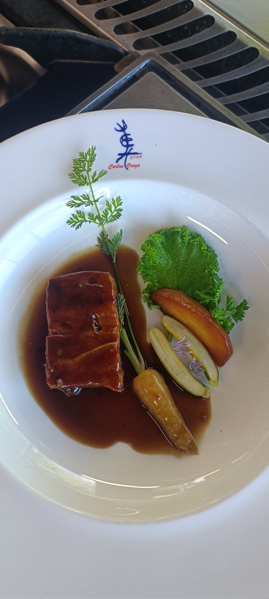 profesorFP's tweet photo. Leitón de porco celta cocido e prensado, glaseado con xugo de porcino concentrado e gornición de produtos da horta escolar (cenoura, folla de wasabi tenra, cabaciño, flor de ceboliño e marmelo asado)
#ProdutoLocal https://t.co/Eqi85qXvke