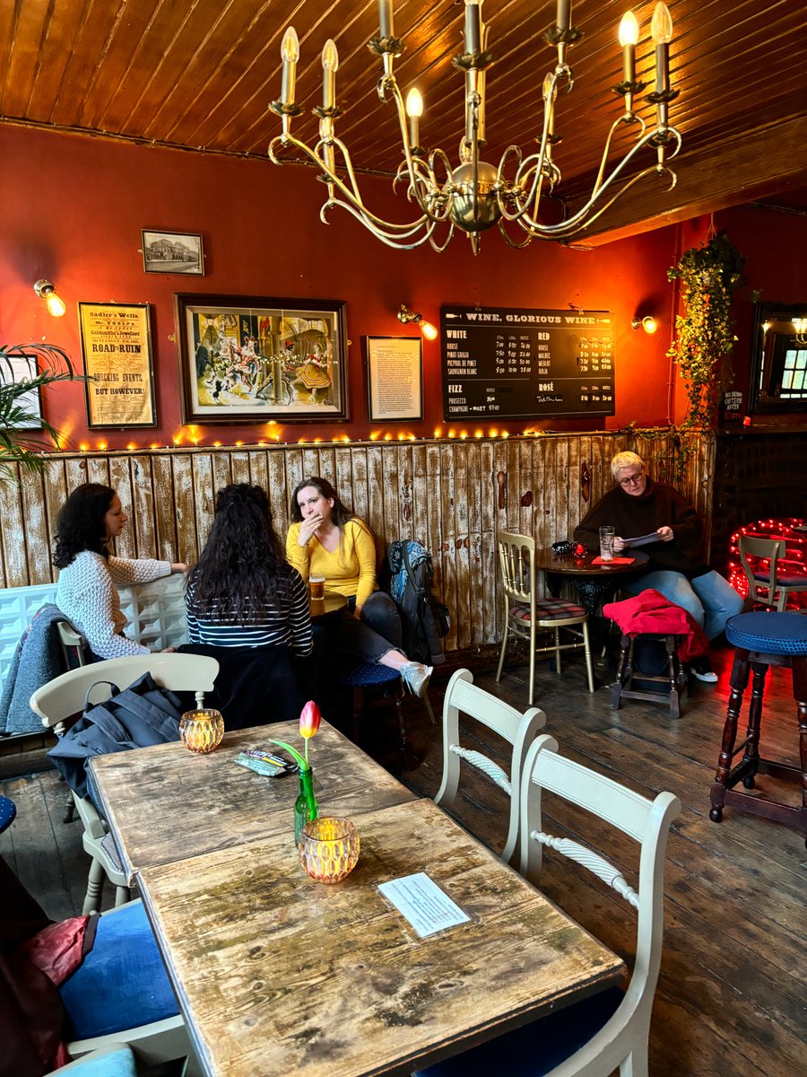 A little off the beaten track but well worth a visit. The Harlequin is a proper chilled Clerkenwell local. #londonpubs #clerkenwell  #harlequin #local