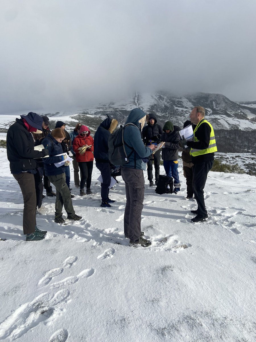 CSchneiderURCA's tweet photo. J3-4 et 5 de l’école de terrain #Master1 #GEORIS de l’@universitereims . Pierre de Volvic et chaîne des Puys, Massif des Monts Dore et fossé de Limagne. Pas toujours simple la #géologie sous la neige !
@ComGegenaa @SCIENCES_URCA https://t.co/qaiazKdrqA