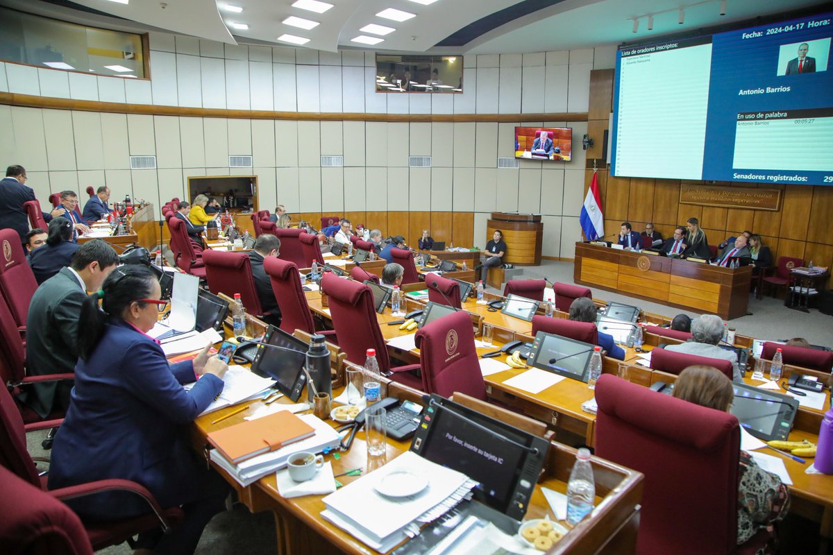 PYtitulares's tweet photo. Investigación a los 23 senadores por restitución de fueros. 

Tras el voto a favor de devolver los fueros a legisladores, fiscales investigarán a 23 senadores por posibles irregularidades constitucionales. El Ministerio Público, asignó a la fiscala Patricia Sánchez para que indagara sobre denuncias de atentado contra el orden constitucional, obstrucción a la justicia y ejecución penal. La investigación se da luego de la denuncia presentada por varios abogados y la Unión de Asociaciones de Abogados del Interior del Paraguay (Unabip).