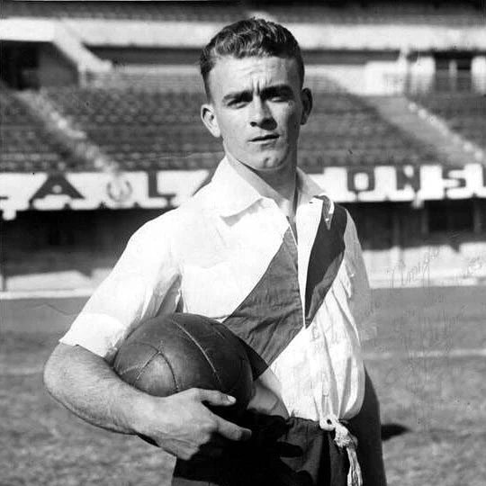 3/n
Despite being very promising, young Di Stefano was finding it hard to get a place within the first time. In the 1945-46 season, he was sent on loan to another top-division Argentine club, Huracan, where he started playing as a Centre Forward.
#RiverPlate #AlfredoDiStefano