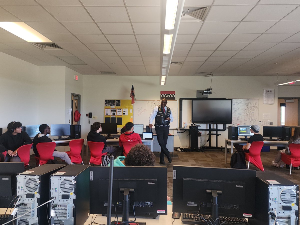 SpcTkey's tweet photo. Special Superior Court Judge Craig Croom speaks to the Digital Design class about their goals and "Avoiding the Dream Killers".
#RHS @Phelan_Perry
@CraigCroom https://t.co/rNfG3tqnDe
