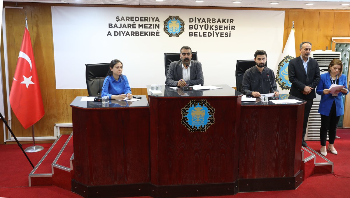 Diyarbakır Büyükşehir Belediyesi Meclis Salonu İlk fotoğraf 17 Nisan'da ilk toplantıdan. Türk bayrağı kaldırılmış. Belediye'nin resmi X hesabında duruyor. İkinci foto 19 Nisan'da, toplantının 3. gününden. Türk bayrağına düşmanlıkları ortaya çıkınca, soruşturma korkusuyla