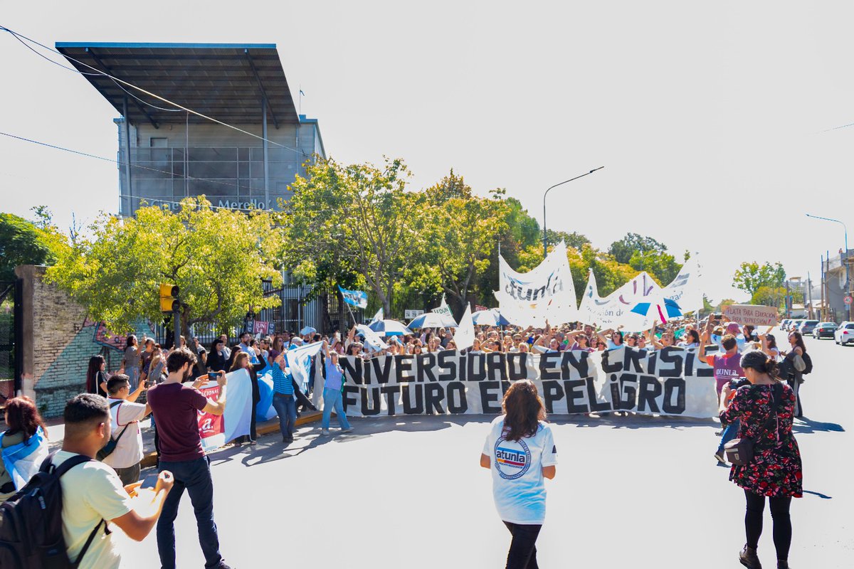 UNLaOficial's tweet photo. Ante la crisis presupuestaria que atraviesan las Universidades Públicas Argentinas, estudiantes, docentes, nodocentes, graduados y vecinos abrazamos nuestra casa, el lugar que habitamos y defendemos. Fuimos miles, y el martes, en la Marcha Federal Universitaria, seremos miles más https://t.co/Lia4GHzZvB