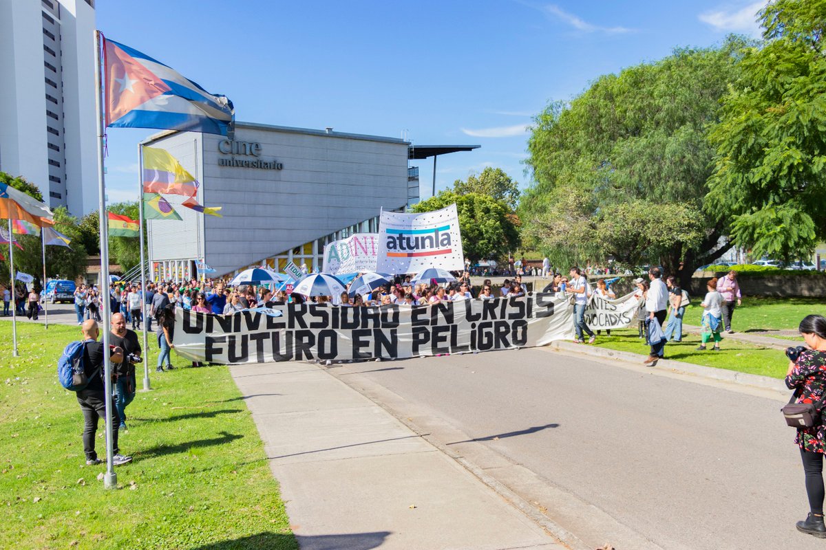 UNLaOficial's tweet photo. Ante la crisis presupuestaria que atraviesan las Universidades Públicas Argentinas, estudiantes, docentes, nodocentes, graduados y vecinos abrazamos nuestra casa, el lugar que habitamos y defendemos. Fuimos miles, y el martes, en la Marcha Federal Universitaria, seremos miles más https://t.co/Lia4GHzZvB