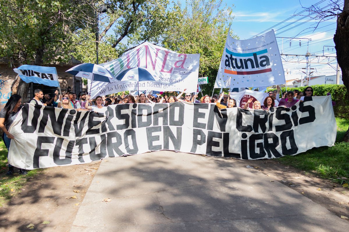 UNLaOficial's tweet photo. Ante la crisis presupuestaria que atraviesan las Universidades Públicas Argentinas, estudiantes, docentes, nodocentes, graduados y vecinos abrazamos nuestra casa, el lugar que habitamos y defendemos. Fuimos miles, y el martes, en la Marcha Federal Universitaria, seremos miles más https://t.co/Lia4GHzZvB