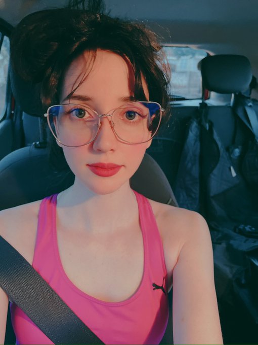 Anybody wants a simple GF like me? https://t.co/KX2k40jxb7