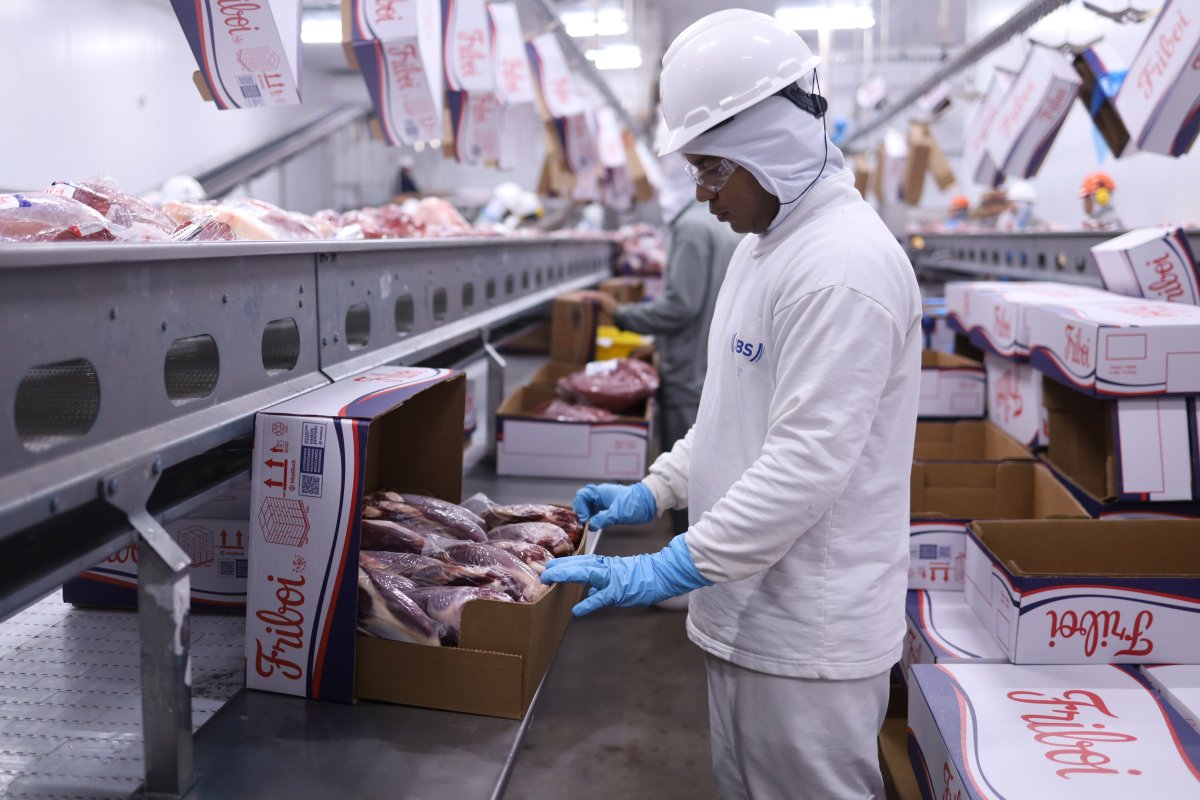 #JBS invertirá $2 MDD para duplicar la capacidad de #CampoGrande II, en  #MatoGrossodoSul #Brasil, convirtiendose en la mayor planta frigorífica de carne bovina de #AméricaLatina.

El volumen diario de procesamiento aumentará de 2.200 a 4.400 animales. 👉 bit.ly/4aIIKY7
