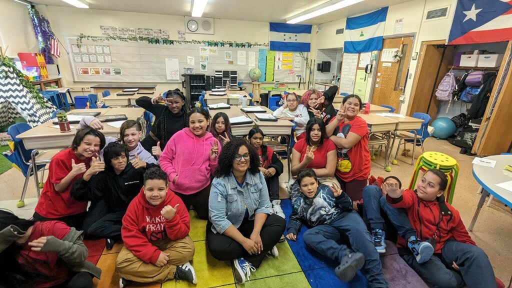 💙💛 Thank you, <a href="/RCSDsch35/">Pinnacle School No. 35</a> for the invitation to read Lola by Junot Diaz to these BEW-tifu-L fifth graders. “The island lives in us.” 

#Bilingual #Biliterate #Bicultural

<a href="/rcsdbewl/">rcsdbewl</a>