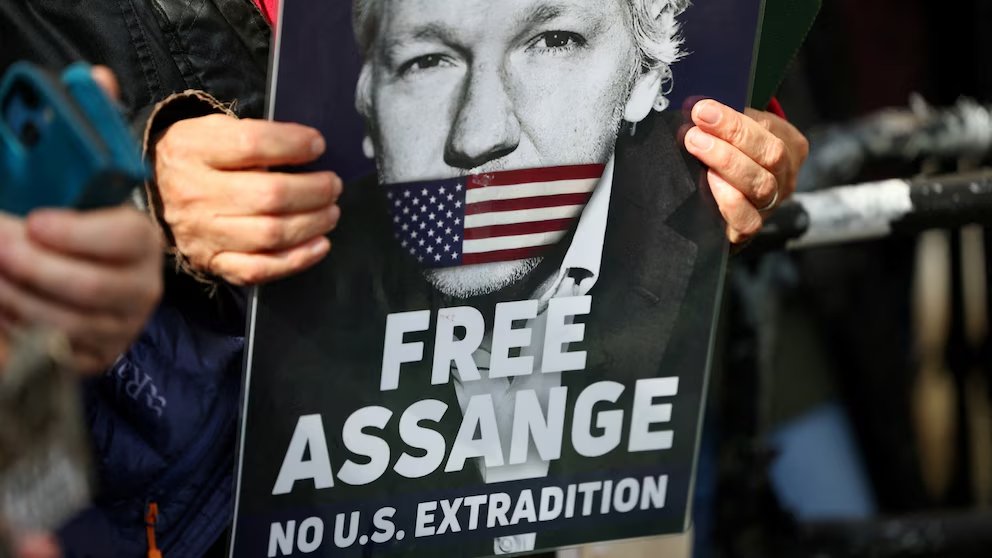 Em 2010, Assange divulgou dados do ataque aéreo a Bagdá, em 12 de julho de 2007, pelo exército americano durante a ocupação do Iraque. Na ofensiva, doze homens foram mortos, incluindo os funcionários da Reuters. A informação não pertence a nenhum governo. Pertence à população!