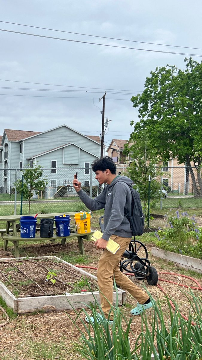 MrsMartinezArt's tweet photo. Today my Studio Art High School Artists in 8th grade started our Photography Unit with the prompt βMother Natureβ. We went outside to the garden and visited the chickens at @NISDRoss @sulrossreads. Next week students will edit and compile their photos into a gallery @TeriYasger https://t.co/n0fwZw4cLf