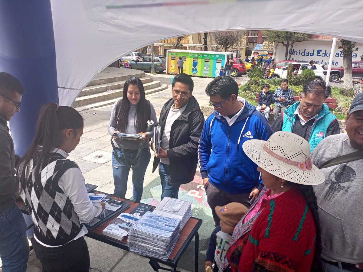 JusticiaBol's tweet photo. #JusticiaInforma | La Dirección del Notariado Plurinacional (#Dirnoplu) realizó la Feria "El Notariado en tu Barrio" en Obrajes, #LaPaz, para dar a conocer su labor, los avances en notariado y la Ley 483 del Notariado Plurinacional. https://t.co/dnbfQkPBMS