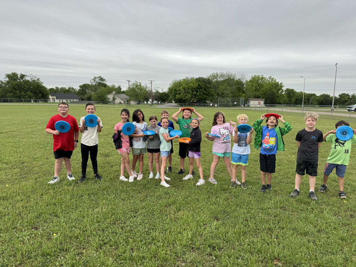 ally__leanne's tweet photo. F is for Friday and Frisbees!! The happiest day with these sweet kiddos!! #TheLeopardWay @Lorena_Elem https://t.co/I7BVlJn0HY