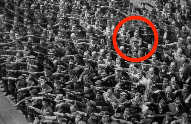 Essa é uma foto de um comício de Hitler em 1936. O único homem a não fazer o gesto nazista foi August Landmesser, que havia se afiliado ao partido nazista em 1931, mas se apaixonou por Irma Eckler, uma mulher judia. Depois que isso foi descoberto, ele foi expulso do partido e as