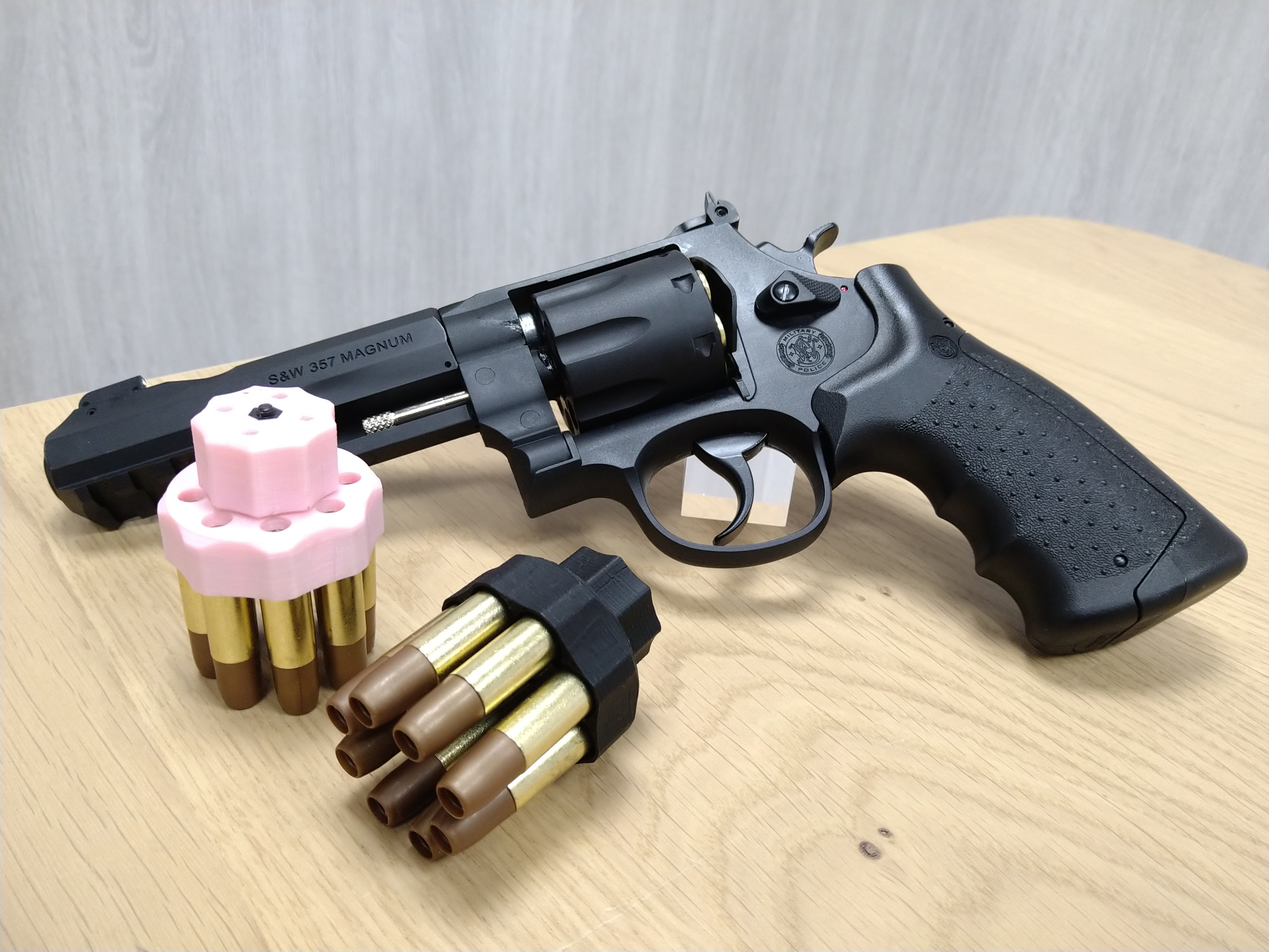 ガスガン ブラックリボルバーとホルスターとスピードローダー ガスガン ブラックリボルバーとホルスターとスピードローダー