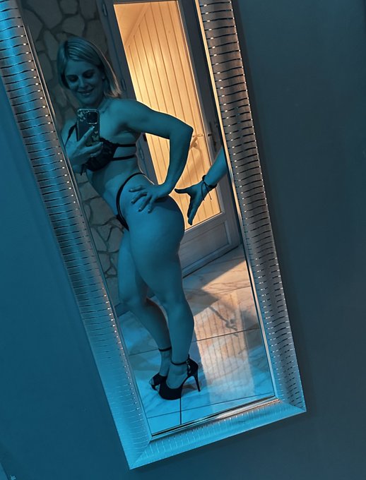 Bonne nuit mes lapins   Rdv demain soir au Ch&ecirc;ne club pour une belle soir&eacute;e tournage ✨✨✨  &Agrave; qui est la<a href="/tag/friends"class="tags"><span>#friends</span></a><a href="/tag/fun"class="tags"><span>#fun</span></a><a href="/tag/cheneclub"class="tags"><span>#cheneclub</span></a>