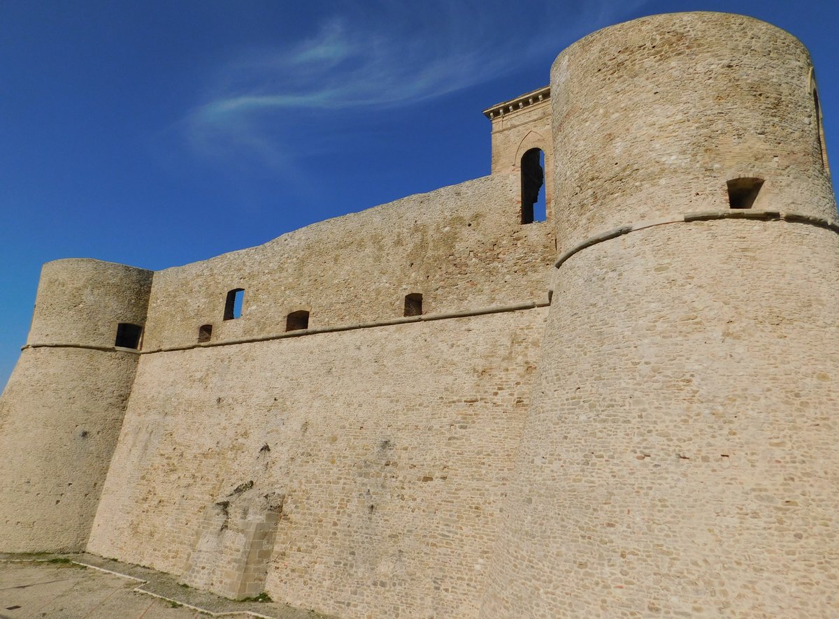 Tutto chiudemmo in questo castello Quel ke ci demmo rapido fu ma bello