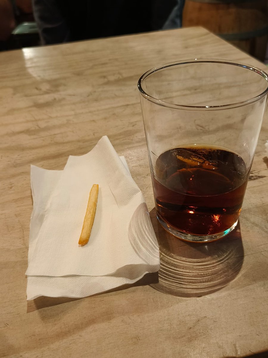 Mi cena mas humilde en Marbella 😎🚬
Whisky y una patata (estoy a dieta)