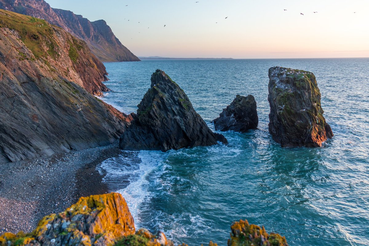 A walk to the sea stacks at Trefor this evening to watch the sunset @StormHour @ThePhotoHour @S4Ctywydd @ItsYourWales @NWalesSocial @NorthWalesWalks @RamblersCymru @ElyPhotographic @AP_Magazine #loveukweather @metoffice #landscapephotography #northwales