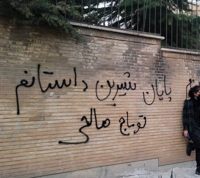 یک دختر شجاع ایرانی به دلیل حمایت 
 از توماج زندانی شده است... 
 #دختر_خانوادمون 
 #توماج_صالحی