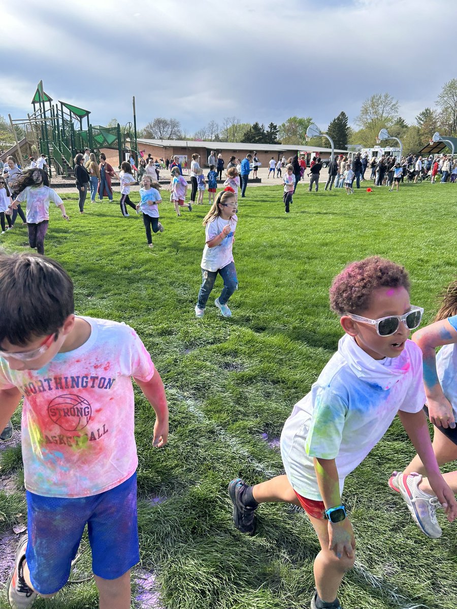 jodiepierpoint's tweet photo. Fun night with the color run @WilsonHillElem ! #colorfulKids #itsworthit @Meg_Kirs https://t.co/L6GQid9dyE