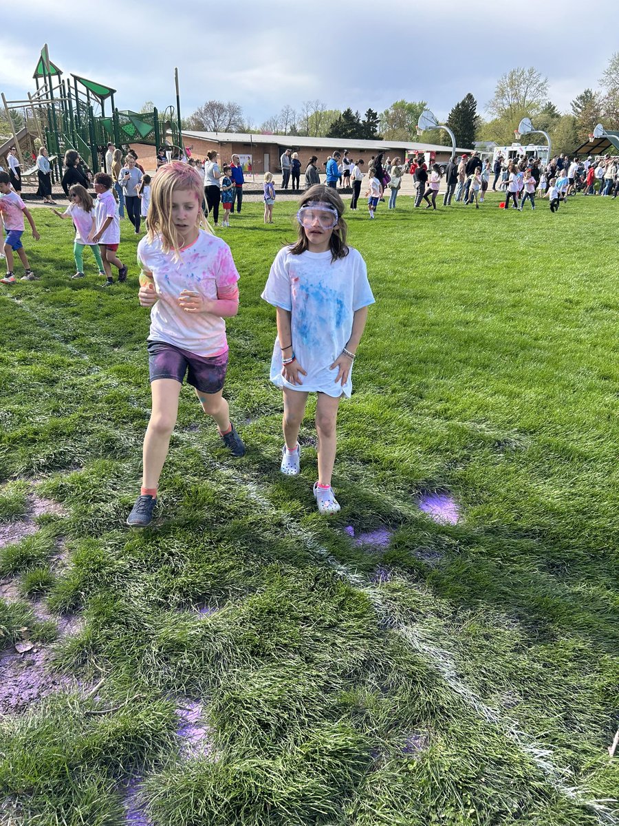 jodiepierpoint's tweet photo. Fun night with the color run @WilsonHillElem ! #colorfulKids #itsworthit @Meg_Kirs https://t.co/L6GQid9dyE