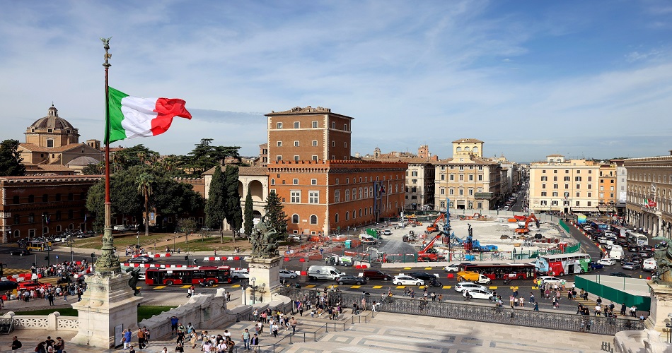 #Italy and #France should cut spending faster than they currently plan to keep debt under control while #Germany should loosen its own purse strings to revive growth, the International Monetary Fund said. #PoliticalUprising #IMFMeetings