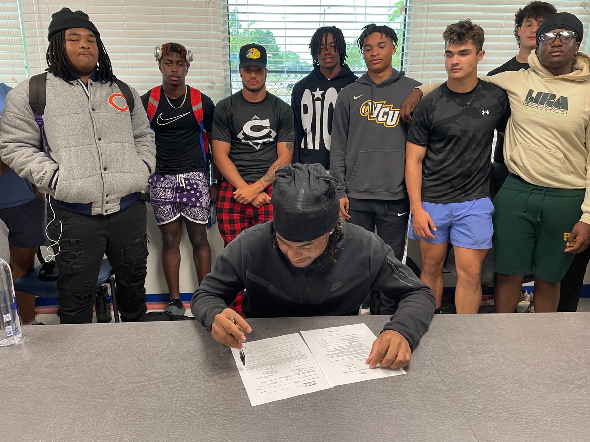 Congrats to S/LB Jer’cory Scarboro on signing his NLI today w/Barton College. Cory becomes the 11th Comet in the Class of 2024 to sign an NLI.