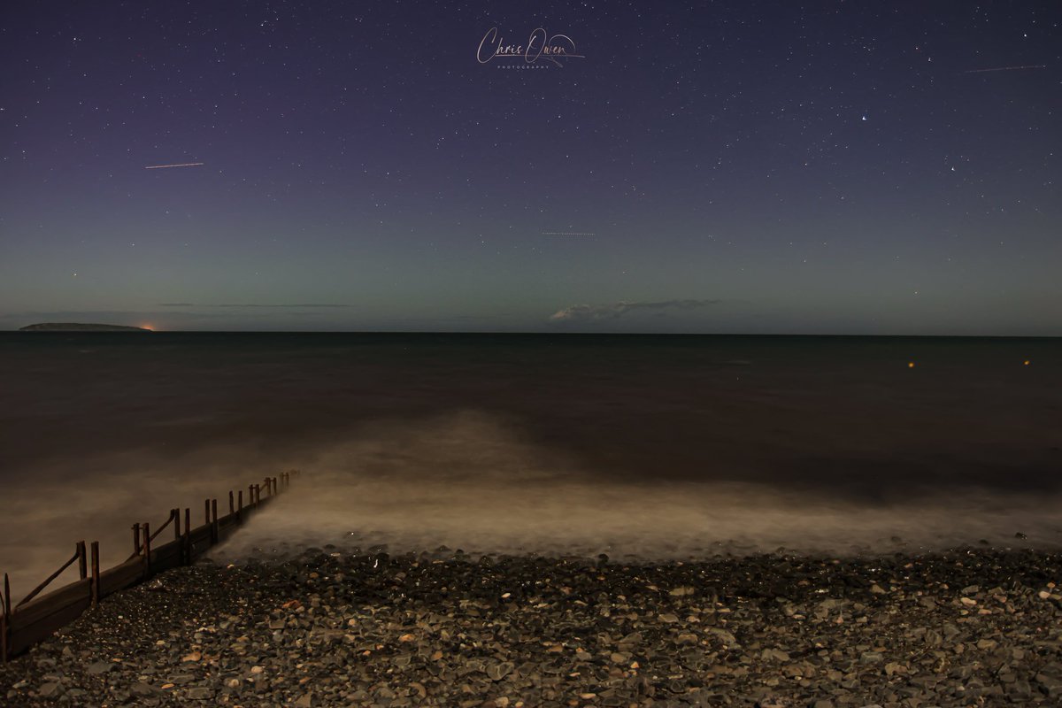 The best I could manage before I had to call it a night. The near full moon made it difficult to get any pillars but lady aurora is out there. Llanfairfechan 📸🏴󠁧󠁢󠁷󠁬󠁳󠁿 #NorthernLights #loveukweather #Nightsky #photography #Astrophotography