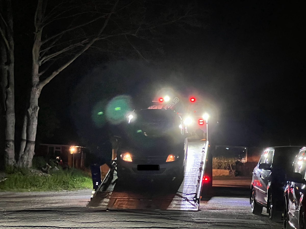 PC’s Dollery, Bowers & special constable Wilby stopped this Vauxhall for a document check in Chinnor this evening. Checks showed the driver was disqual ⛔️  

The male was interviewed at the roadside and reported to court 👩‍⚖️ The vehicle has been seized 👮‍♂️ @TVP_Specials