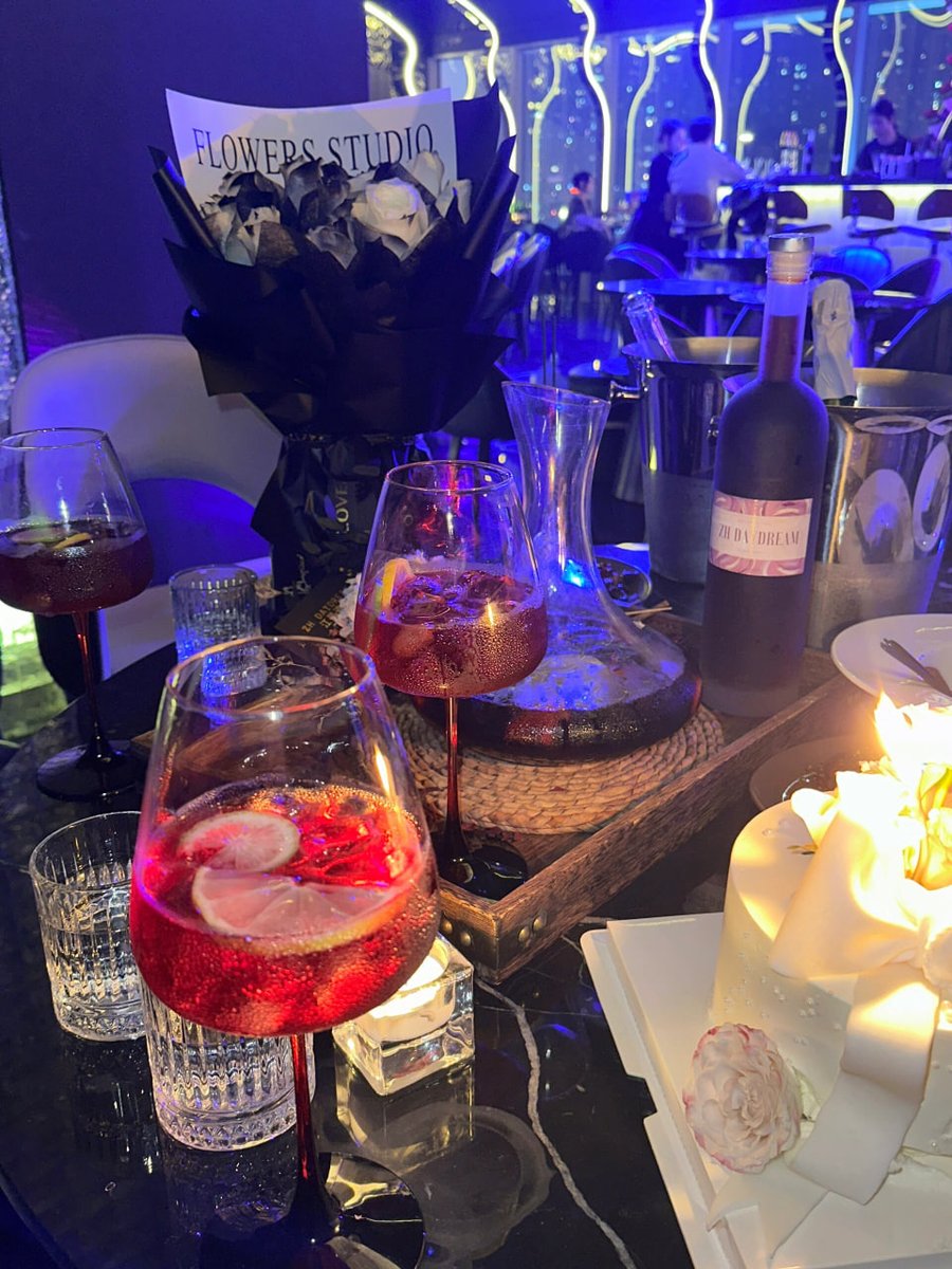 yrlken's tweet photo. Nothing can compare the feeling of drinking wine with friends🍷 https://t.co/tlJsNRYNhV