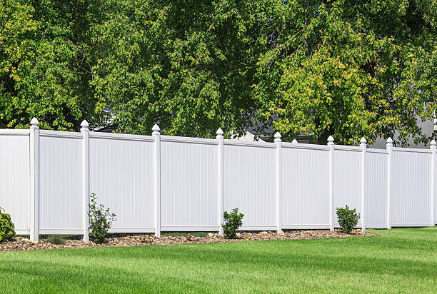 MainstreetFence's tweet photo. Vinyl fences do not require painting, staining, or sealing, which can save homeowners time and money in the long run. They're also easy to clean and can be washed with soap and water to maintain their appearance. https://t.co/z04tkyV0gm