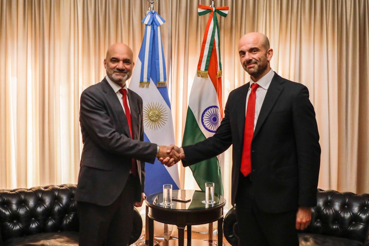 Amb @dineshbhatia met @FrancoMogetta, Secretary of @ArgTransporte and discussed cooperation in railways, particularly upgradation of @FASEarg, given India’s @RailMinIndia eminent experience in this field. 🇮🇳🤝🇦🇷 El Embajador @dineshbhatia se reunió con @FrancoMogetta,