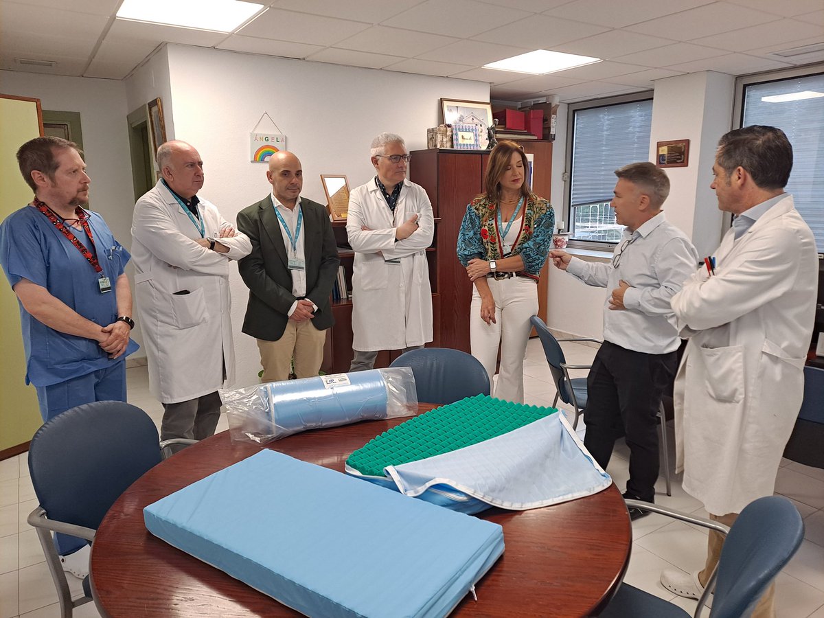 NeonatosHRUM's tweet photo. Hoy hemos recibido la donación de 60 colchones por parte de Colchones Lémur  para prevenir la plagiocefalia (síndrome de cabeza plana), equipándo así nuestras cunas e incubadoras. Agradecemos  este gesto que sin duda mejorarán los cuidados y el confort de los neonatos ingresados. https://t.co/Mo1WCna1Qz