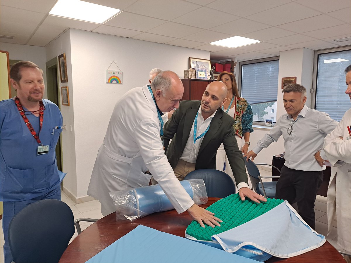 Hoy hemos recibido la donación de 60 colchones por parte de Colchones Lémur  para prevenir la plagiocefalia (síndrome de cabeza plana), equipándo así nuestras cunas e incubadoras. Agradecemos  este gesto que sin duda mejorarán los cuidados y el confort de los neonatos ingresados.