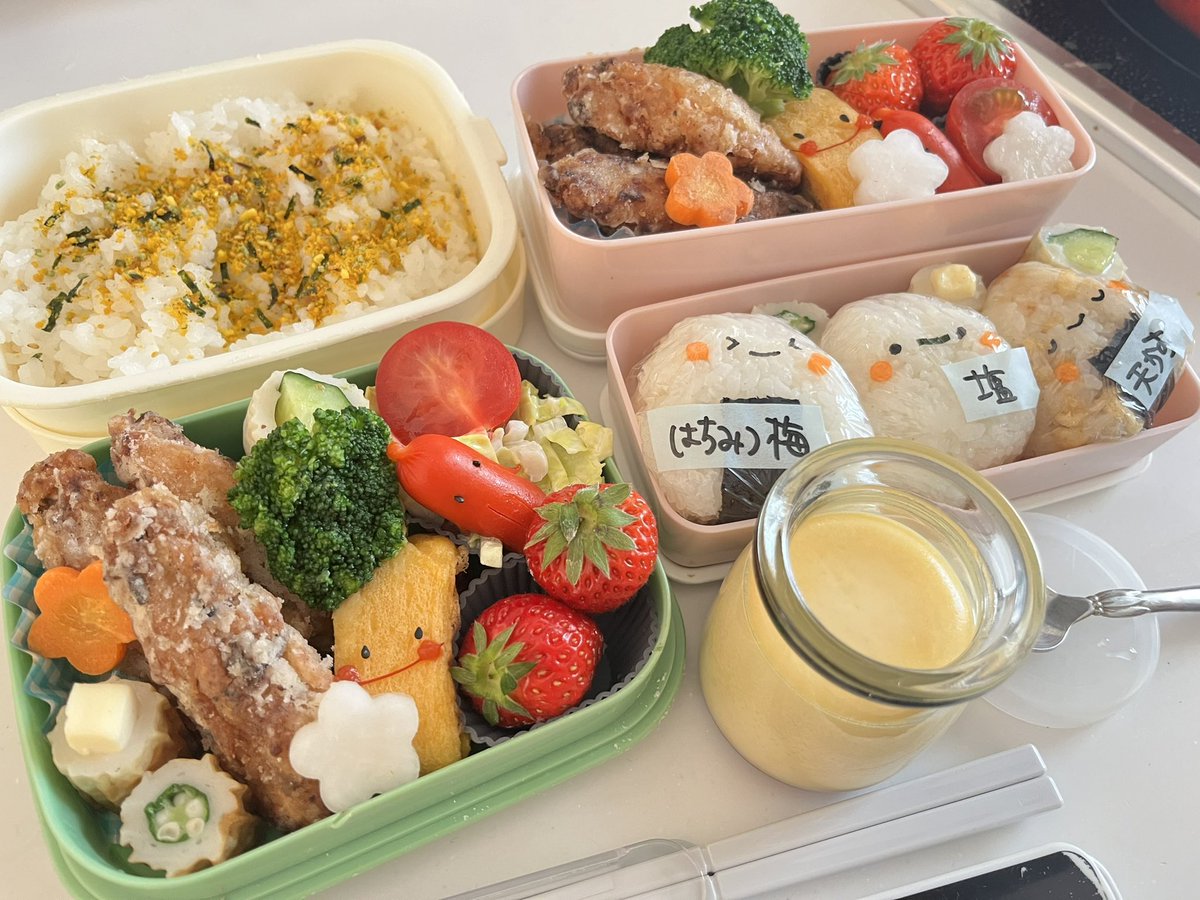 おはようございます #今朝のお弁当 #中学生と旦那弁当 #お弁当記録 鶏肉中手羽唐揚げ ちくわカニカママヨサラダ 玉子焼き ウインナー いちご おにぎり(はちみつ梅、塩、天かす) 4/20(土) 小中学校 学習参観🏫 中学校は午後なのでお弁当持参 娘のリクエスト弁当だよ 竹輪たくさんჱ̒⸝⸝•̀֊•́ꕤ)♡