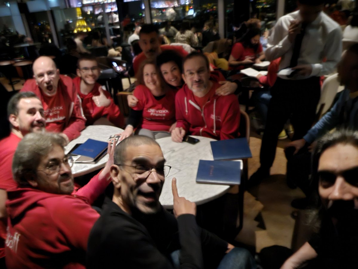 After Devoxx France. Fin de soirée entre Polos Rouges avant de se quitter et de se dire "à l'année prochaine" ❤️
