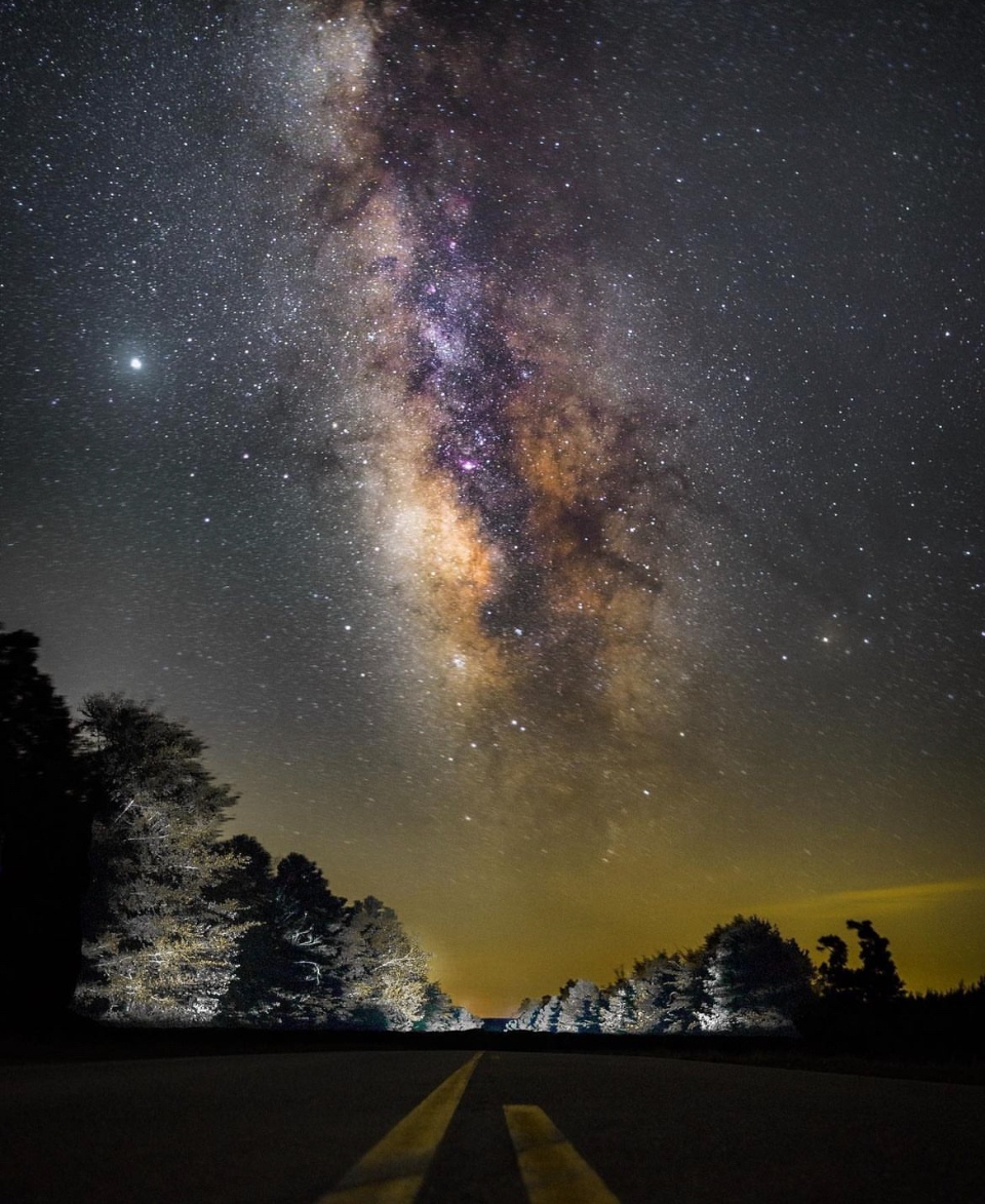 The Oklahoma night sky is so stunning - it's truly something words can't do justice!
.
. 
#brokenbow #brokenbowok #brokenbowoklahoma #hochatown #beaversbend #brokenbowcabins #travelok #travel #vacation #oklahoma
📷mattlemoinephoto