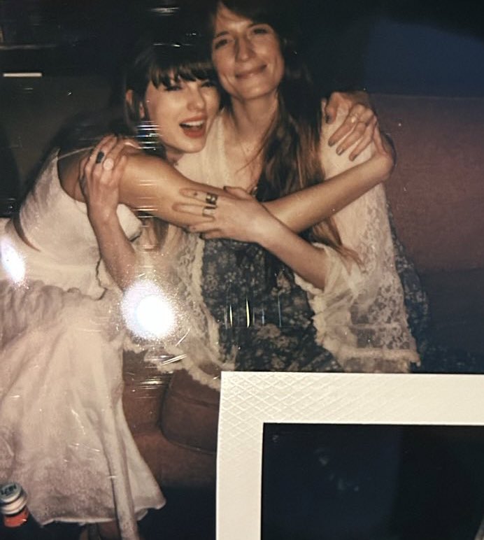 TSwiftNZ's tweet photo. 📸 | Taylor Swift and Florence for ‘Florida!!!’ 🤍 #TSTTPD https://t.co/O2yLXzhzBI