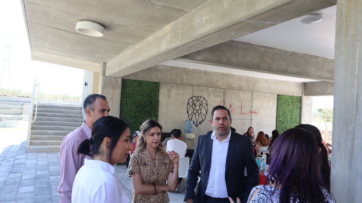 cutlajo's tweet image. ¡Celebramos el exitoso 2do Open House del #ModeloDual! 🎉Gracias a la presencia del Coordinador Antonio Lancaster Jones y la Directora Blanca Noelia Caro Chaparro de @CCIJalisco, así como la participación de más de 20 empresas. 💼

#CUTLAJODual