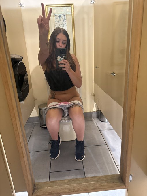 Bathroom had a mirror in it 😅😅 https://t.co/FX9Jl62sIB<a href="/tag/reetweet"class="tags"><span>#reetweet</span></a>