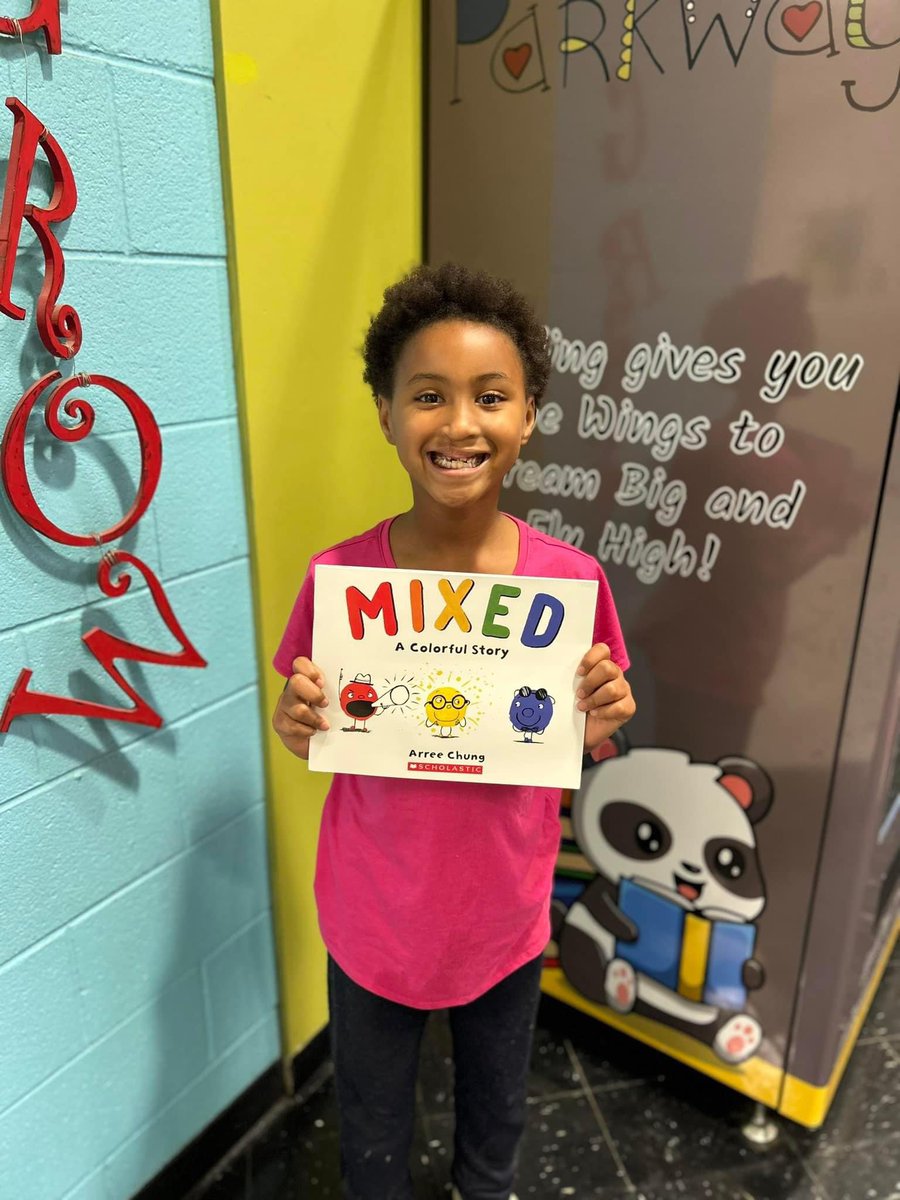 ParkwayTPSD's tweet photo. Which day?! Free Book Friday! 🐼💙💛📚
#TPSD https://t.co/UnEP943EUM