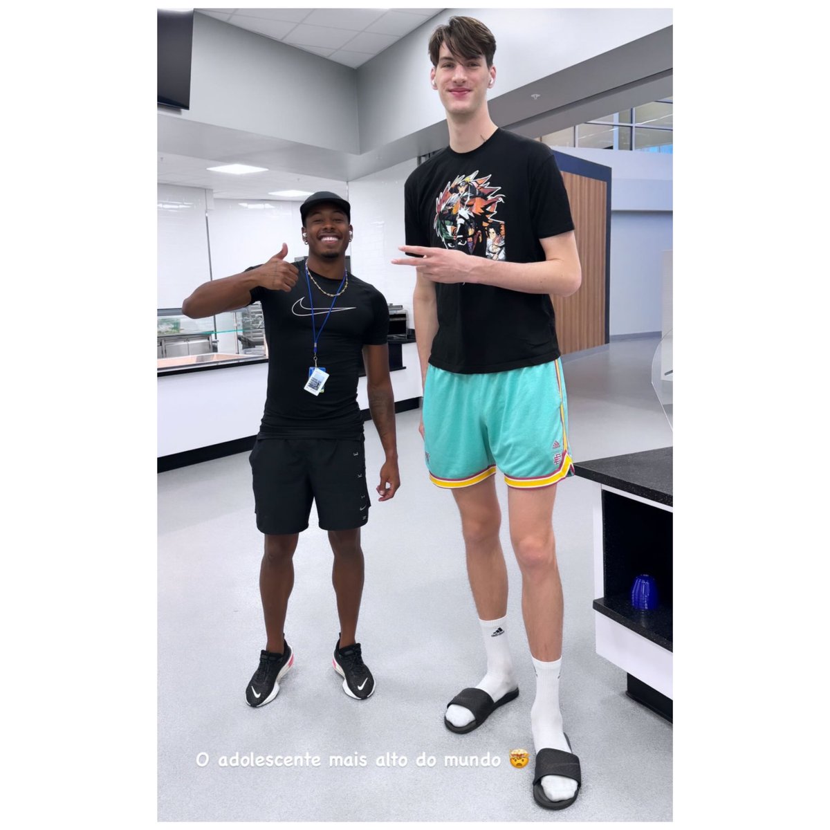 DereDomini5674's tweet image. The athlete Paulo André (1.81 m) next to Olivier Rioux, the tallest teenager in the world with 2.31 m.