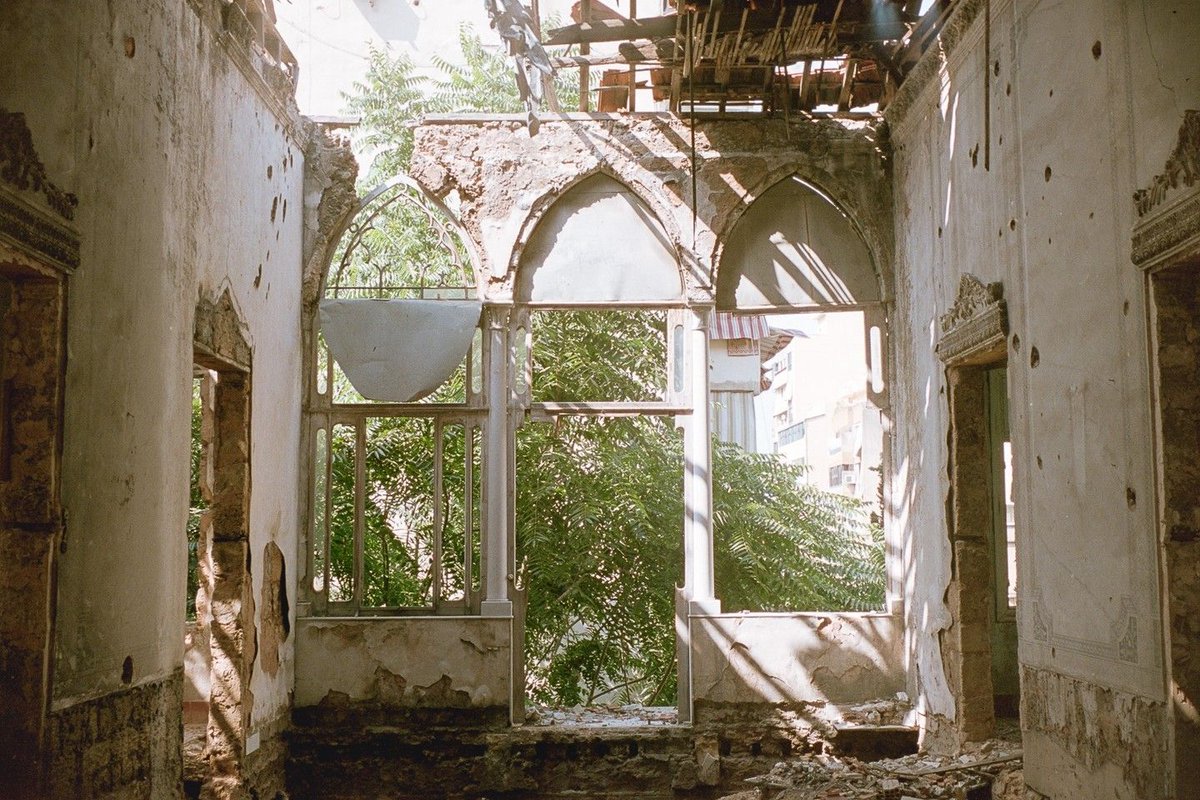 Once grand palace, now collapsing 📷 Zenit E 🔎 Mir-1b 37mm Film: #washix #35mm Lebanon; June 2023 #filmisnotdead #believeinfilm #filmphotography