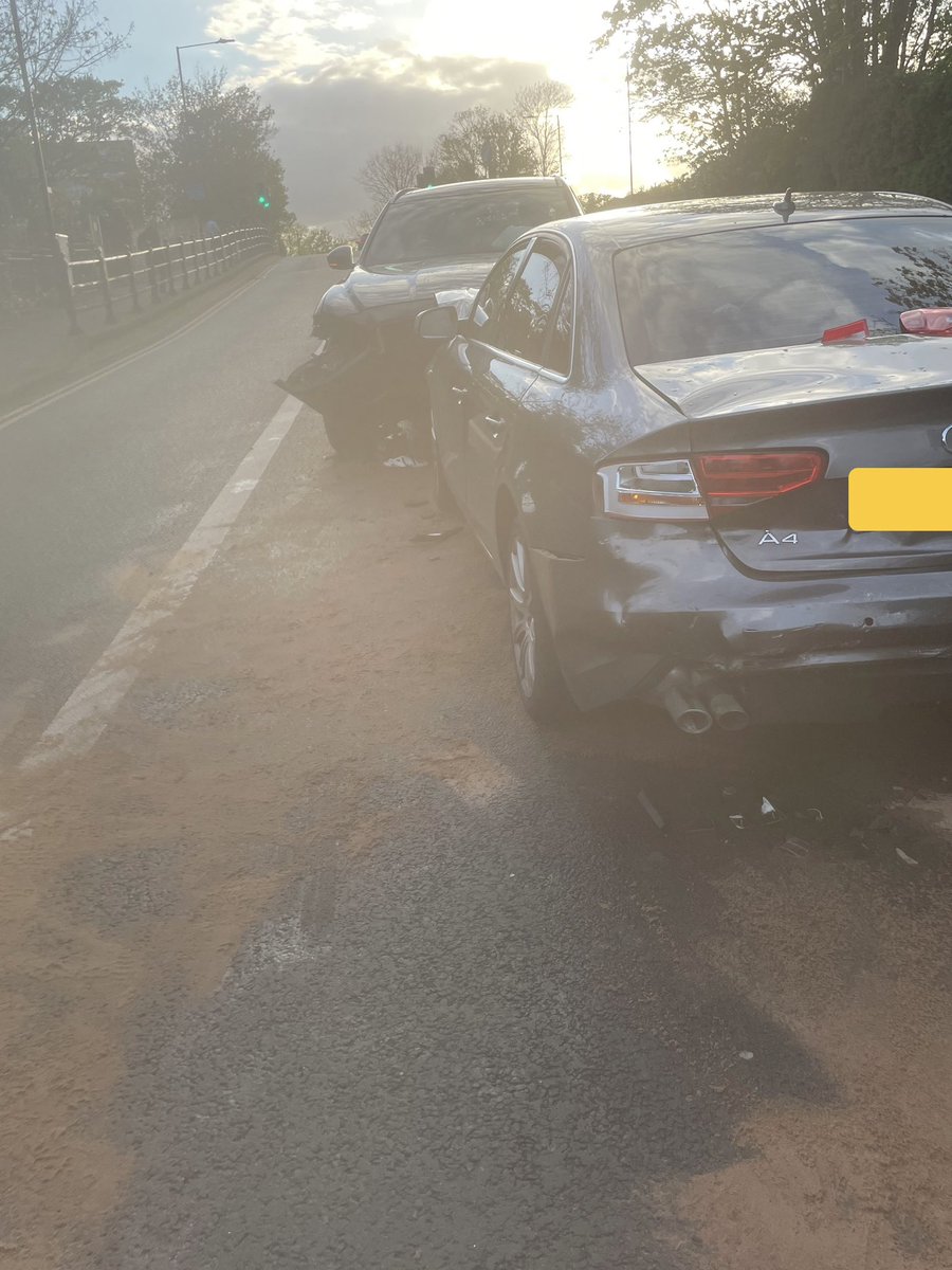 MPSHarrowWeald's tweet photo. Today @MPSHatchEnd and our officers attended a 3 vehicle RTC on #UxbridgeRoad. All drivers were assessed by our colleagues from @Ldn_Ambulance and @LFBHarrow assisted with fluids coming from the vehicles. No drivers suffered any serious injuries #MyLocalMet #Harrow #NWBCU https://t.co/2QYPW4ANOm