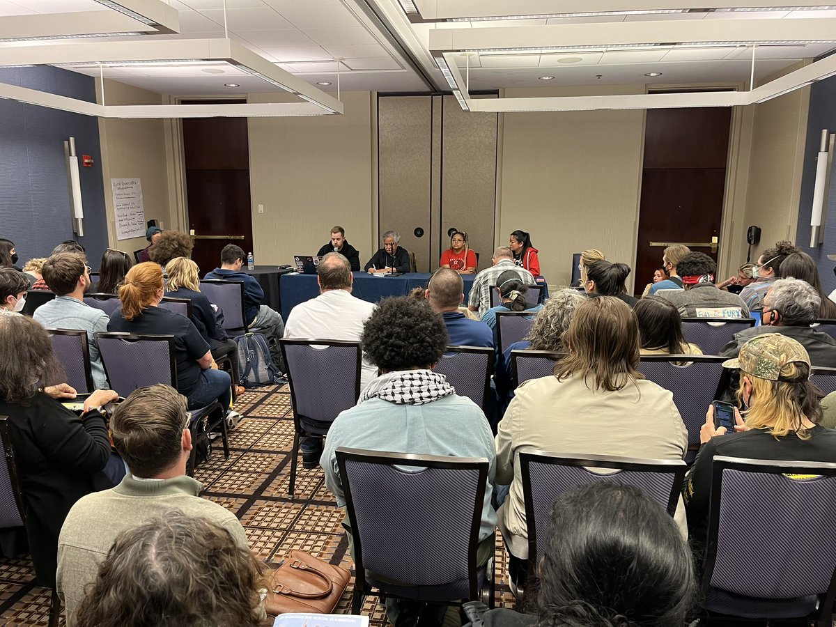 wildeflow's tweet photo. Panel on „Community and Labor Coalitions that work“. Felix Stacke (Electrician Bus Company) reports on the joint #WFZ-Campaign of @_verdi and @FridayForFuture supporting the bus driver bargaining. #LaborNotes2024 https://t.co/fKKvvSrf0v