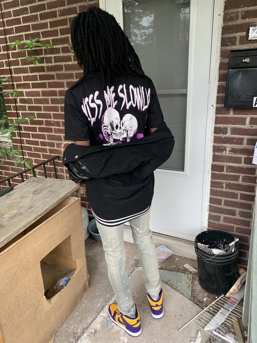 moneymarathon_'s tweet photo. I grew up inna fastlane bae you gotta “ kiss me slowly “ 😘 we never thugged it in these trenches then don’t say you know me 🚫🚫💯 #Gdouble4L 🏦 #MoNH 🫂 @bornhustlerclo go get ya merch man 🔥🔥🔥 https://t.co/7Ra4aNEtz0